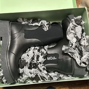 Women’s Off White Sponge Rubber Rainboot Size 37